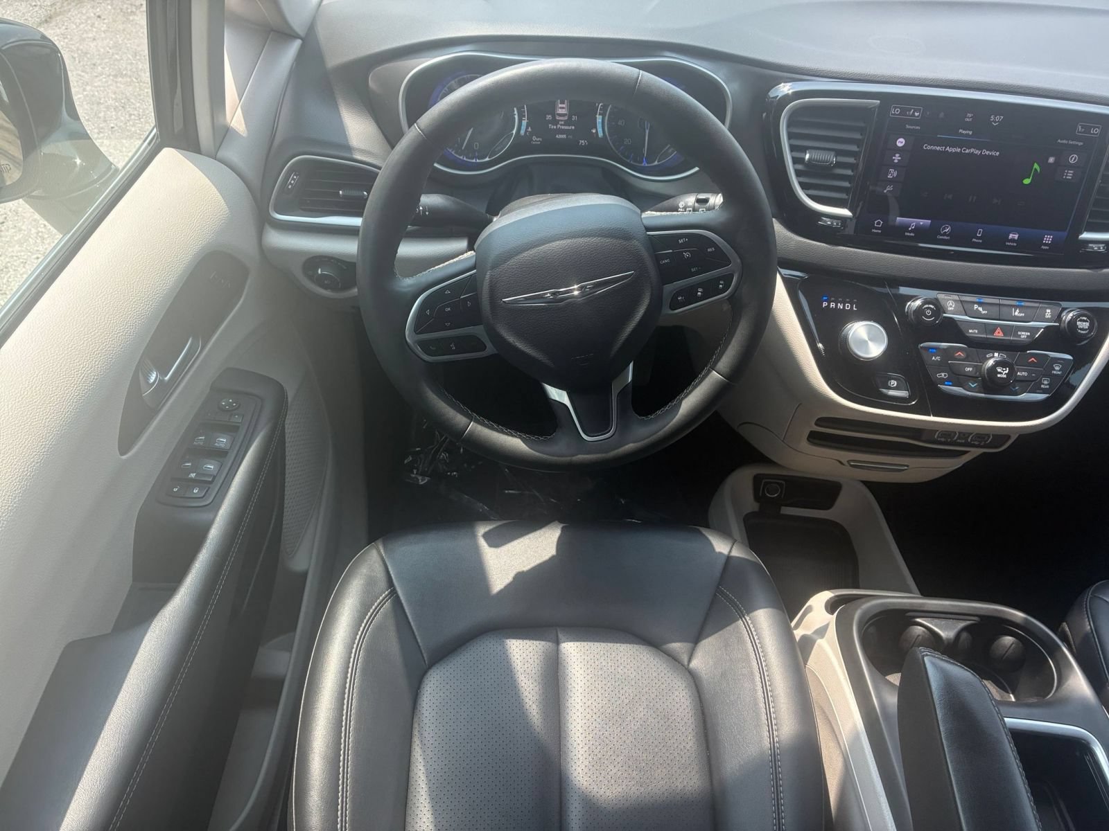 Used 2024 Chrysler Pacifica Touring-L FWD image 29