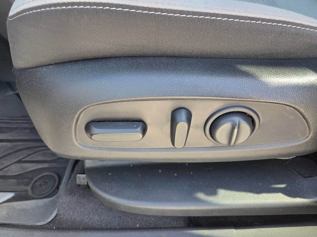 Used 2021 Chevrolet Equinox LS w/ LS Convenience Package FWD image 5