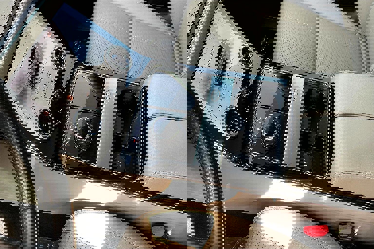 Used 2018 Land Rover Range Rover Velar S image 18