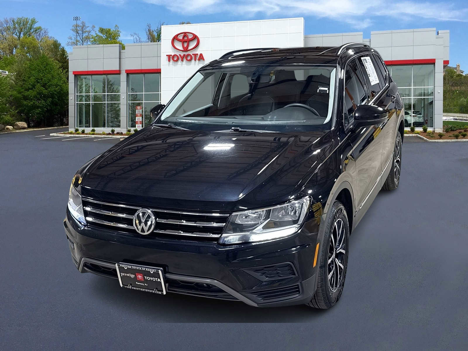 Used 2021 Volkswagen Tiguan SE w/ Panoramic Sunroof Package image 1