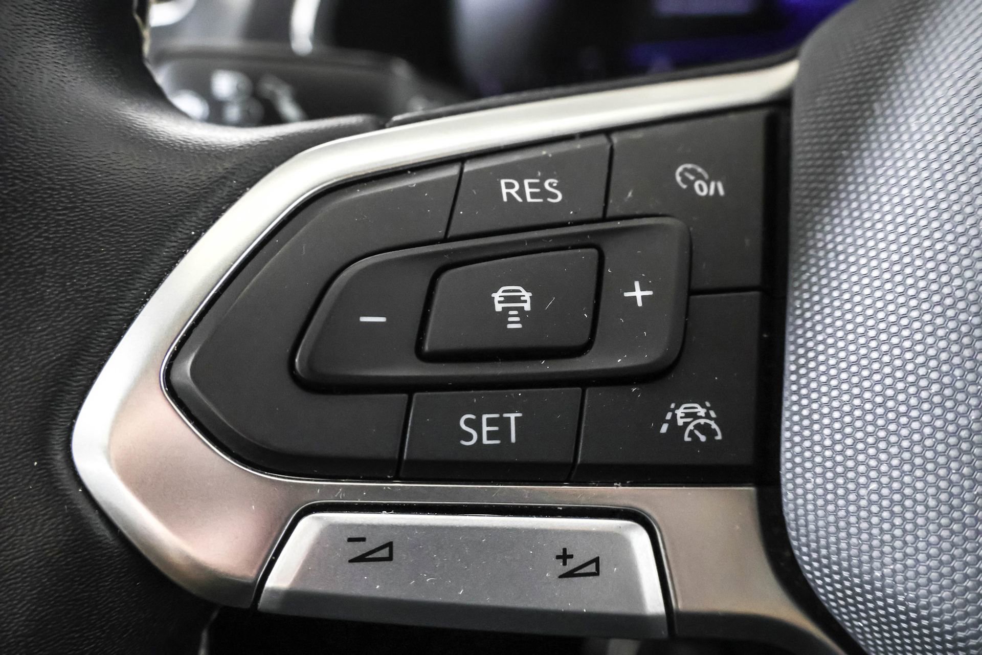 Used 2023 Volkswagen Tiguan SE AWD/4WD image 26