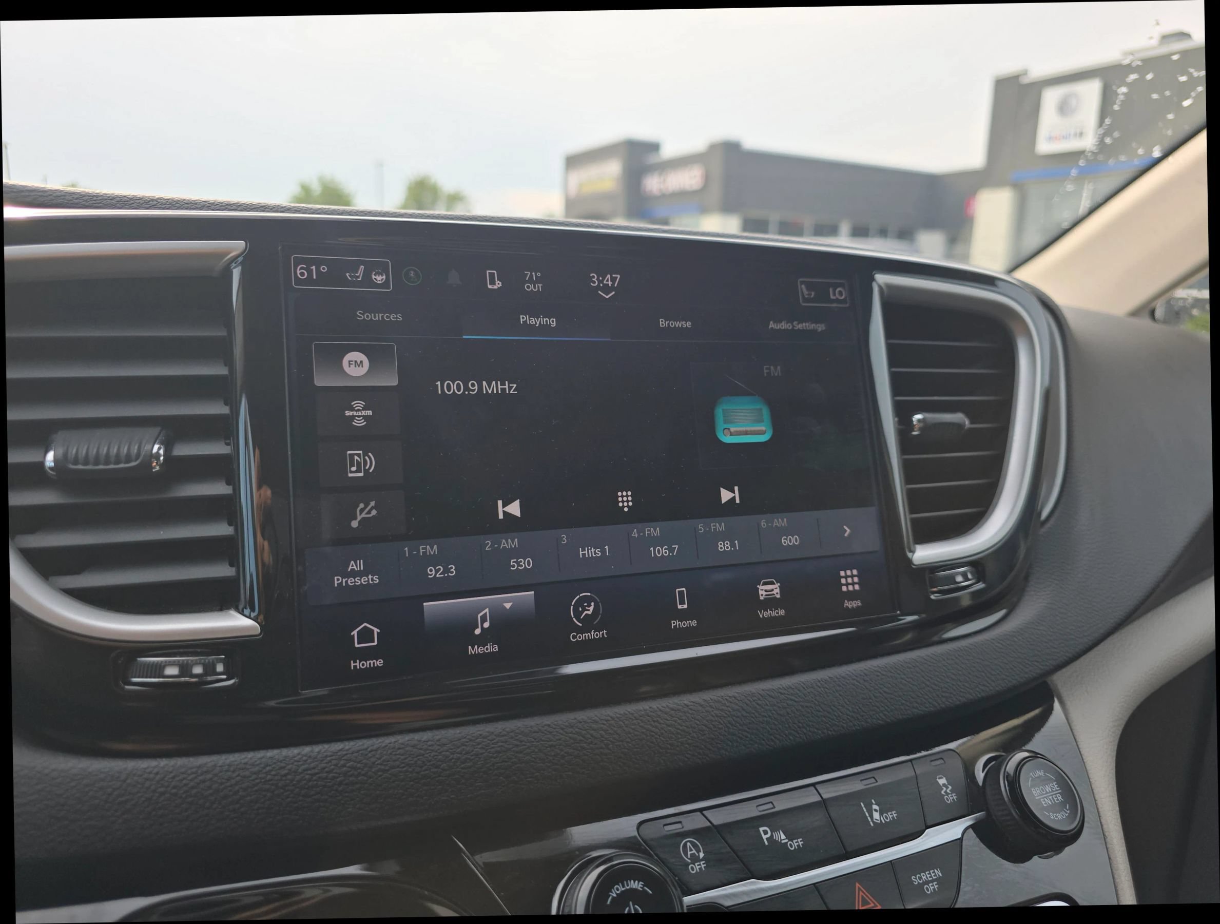 Used 2023 Chrysler Pacifica Touring-L FWD image 25