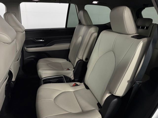 Used 2025 Toyota Grand Highlander AWD image 16