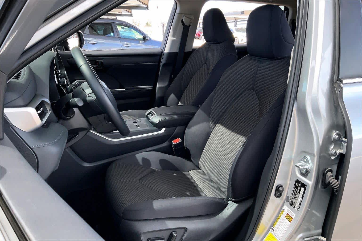 Used 2025 Toyota Highlander LE FWD image 8