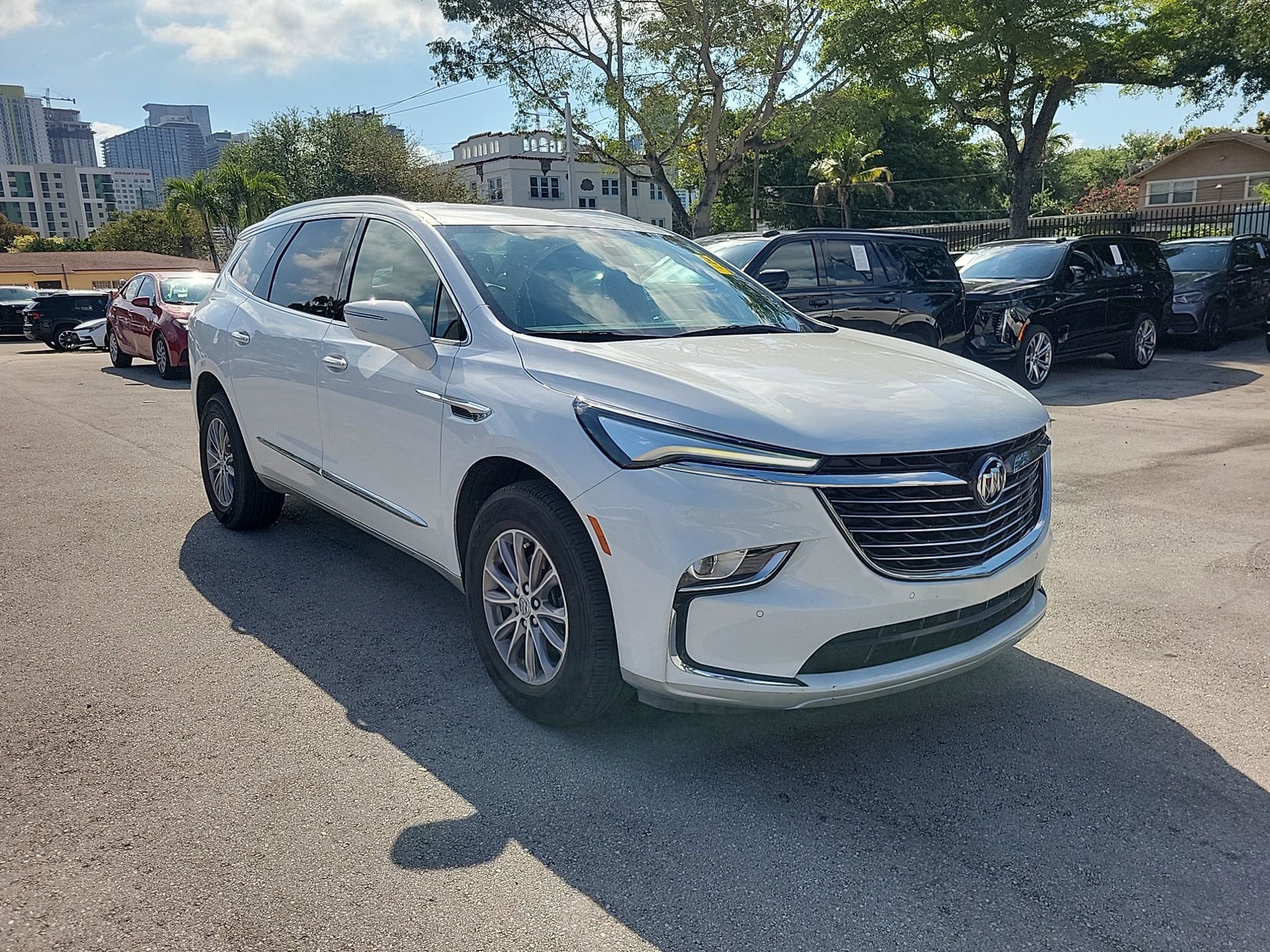 Used 2023 Buick Enclave Essence image 5