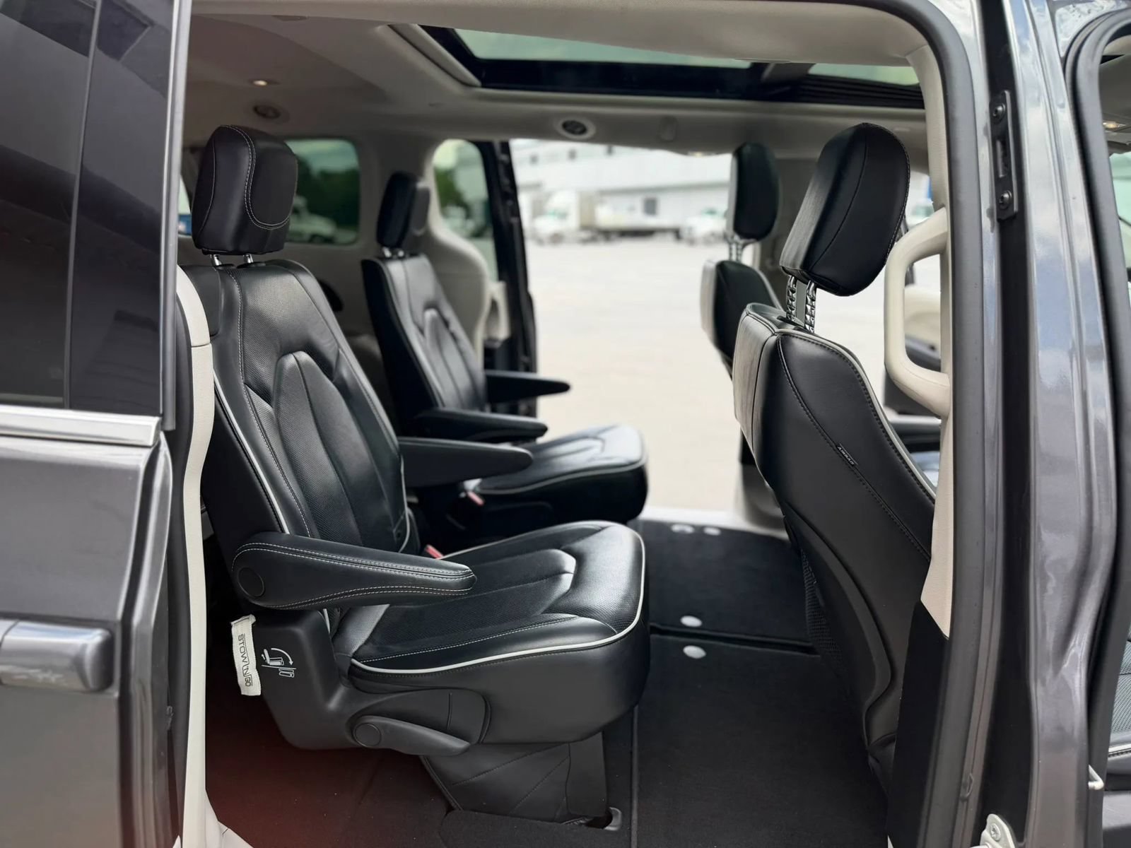 Used 2023 Chrysler Pacifica Limited FWD image 28