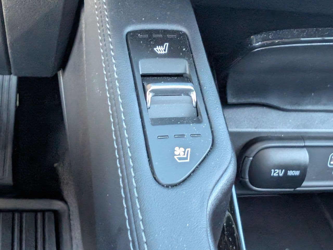 Used 2025 Kia Telluride EX w/ EX Captain's Chair Package FWD image 17