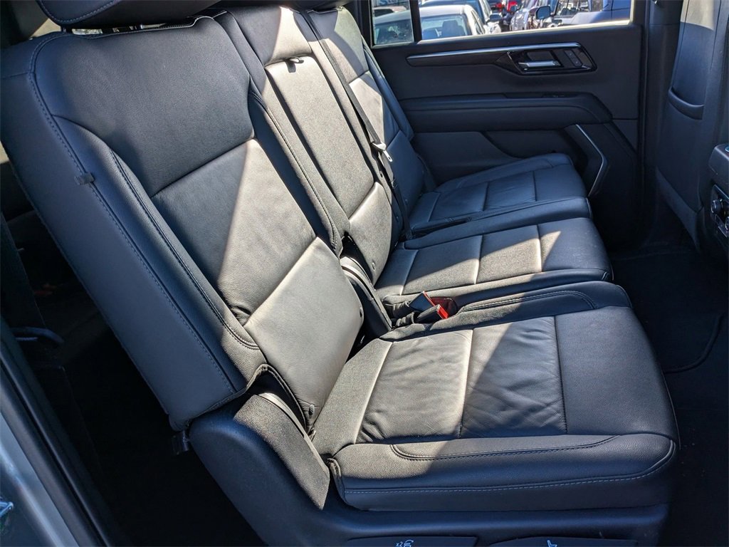 Used 2025 Chevrolet Suburban Z71 image 38