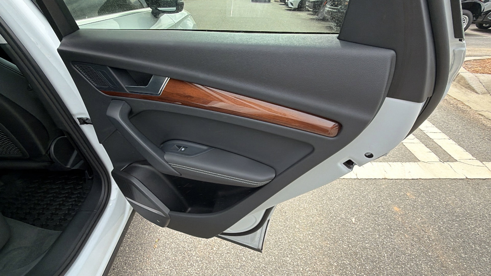 Used 2024 Audi Q5 e Premium Plus w/ Premium Plus Package image 21