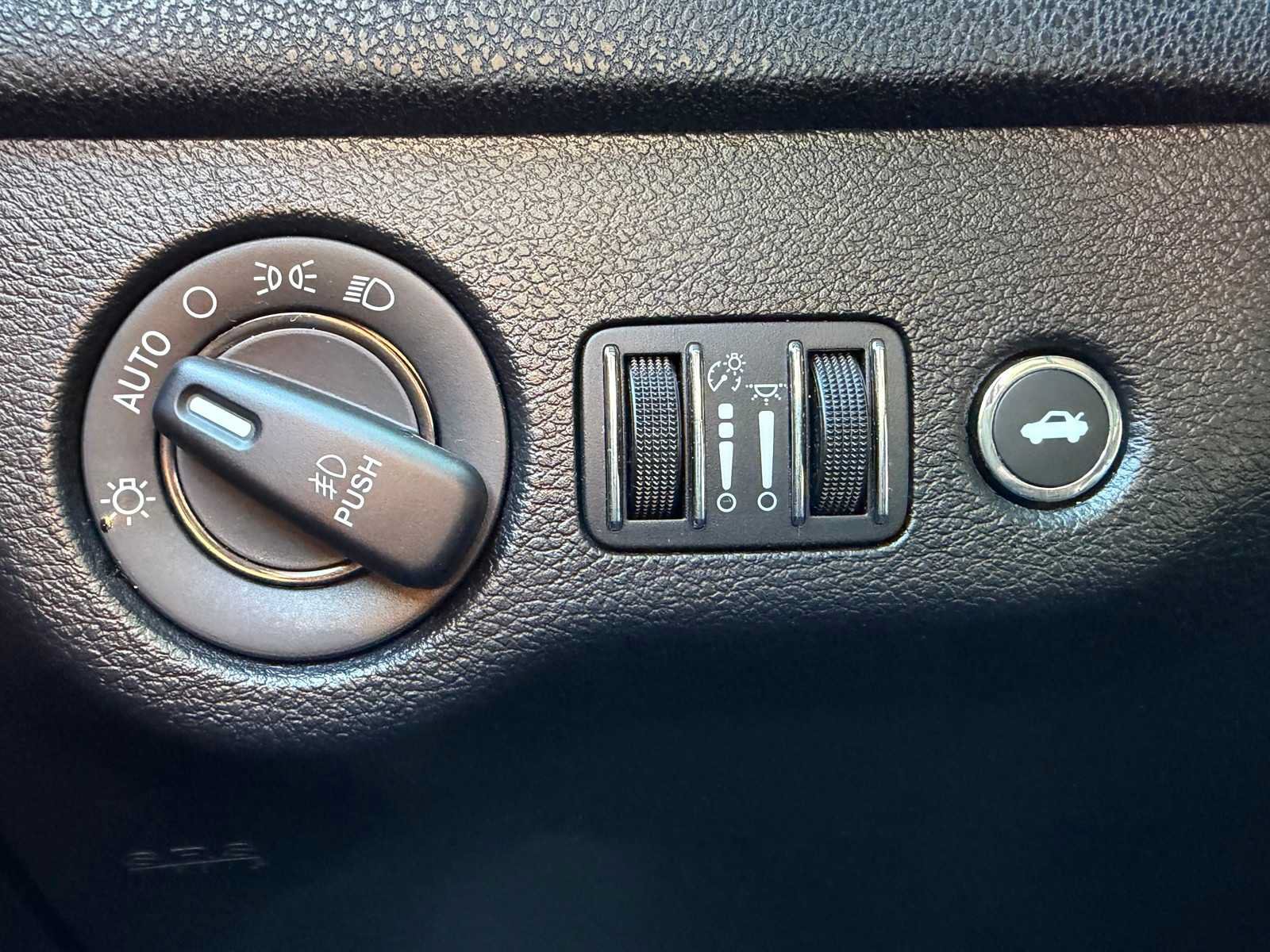 Used 2019 Dodge Charger SXT RWD image 15