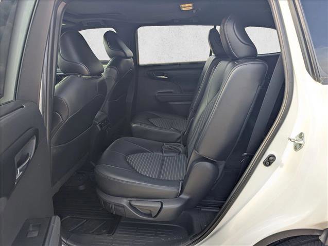Used 2023 Toyota Highlander XSE FWD image 17