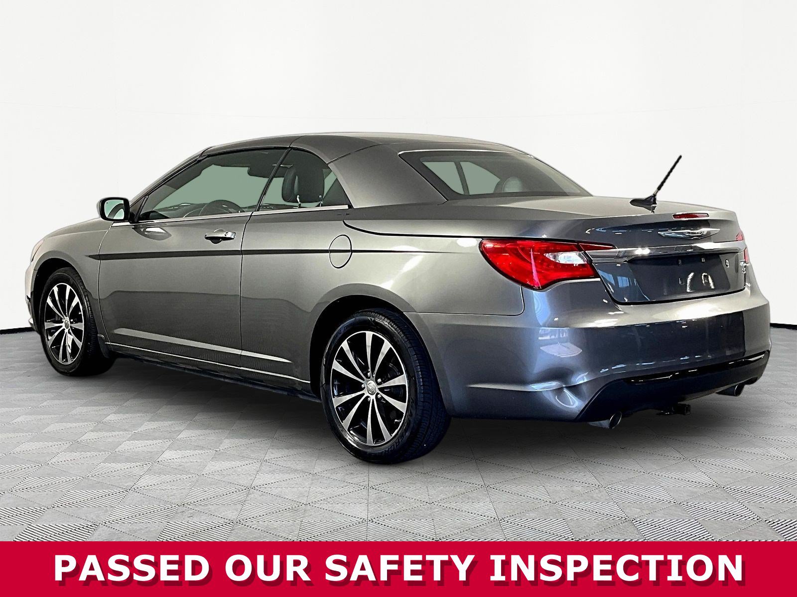 Used 2011 Chrysler 200 S FWD image 4