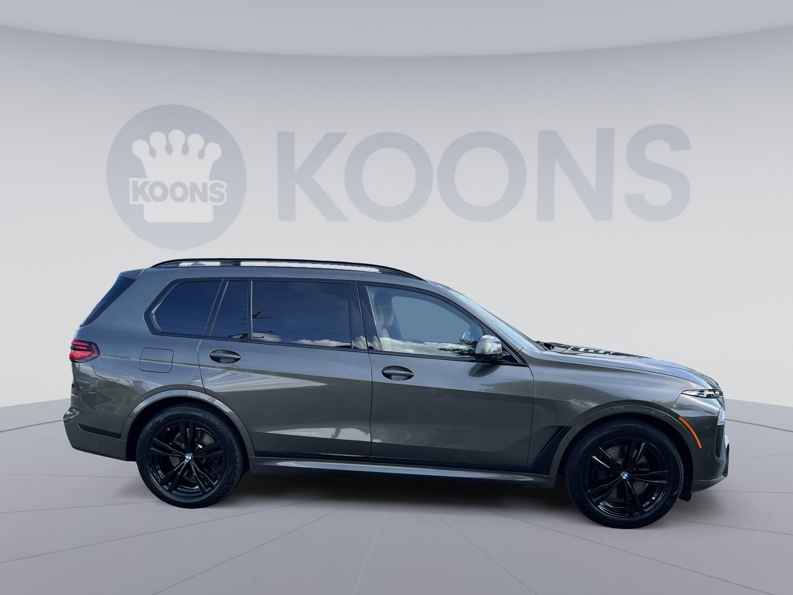 Used 2023 BMW X7 xDrive40i w/ M Sport Package AWD/4WD image 8
