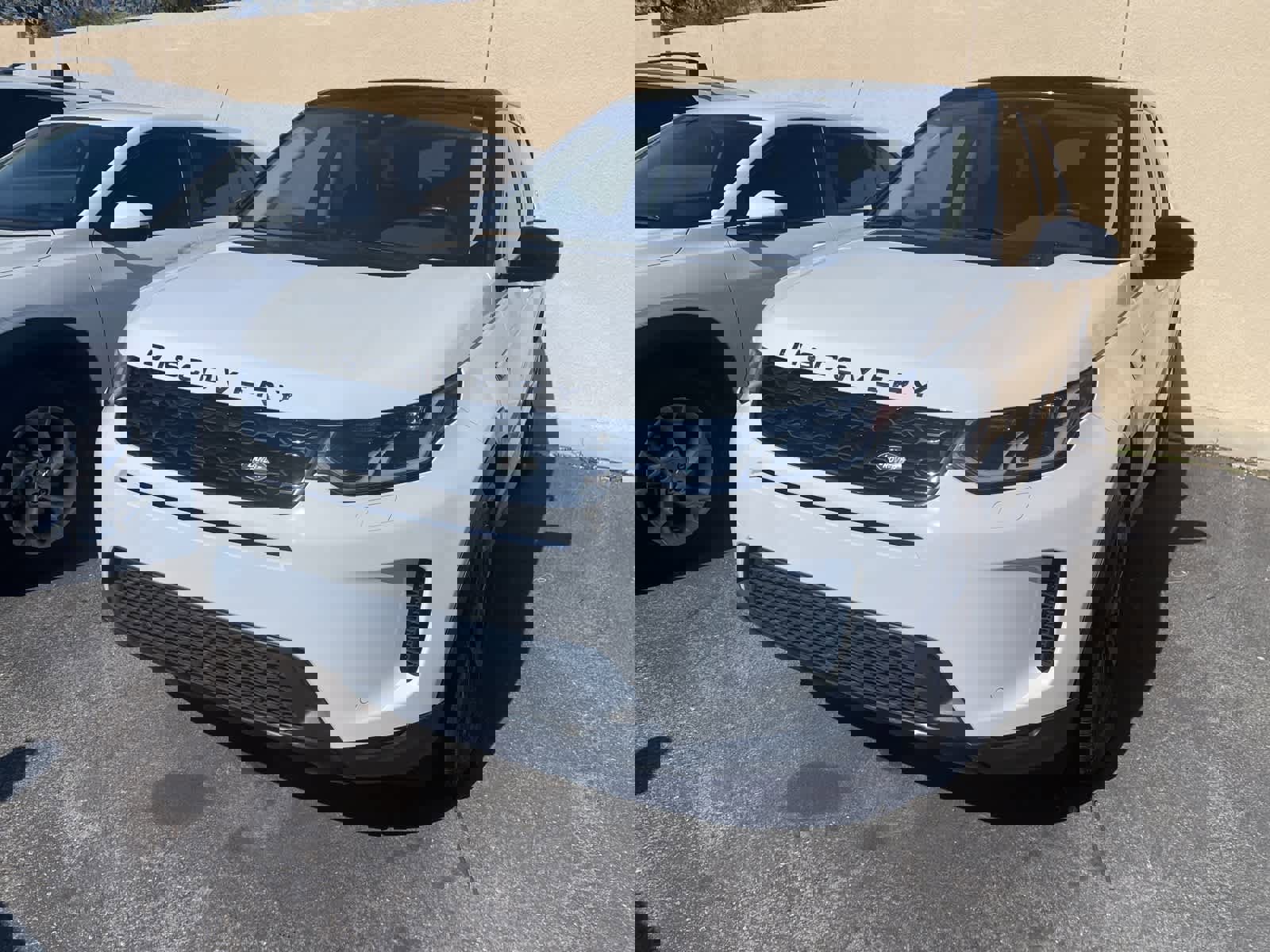 Used 2020 Land Rover Discovery Sport SE image 4