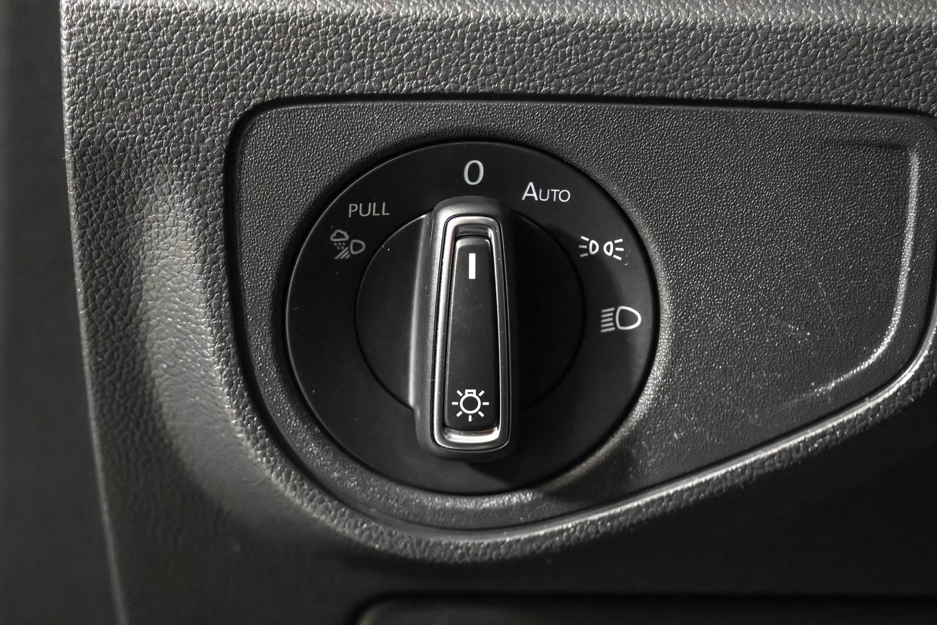 Used 2020 Volkswagen Atlas Cross Sport SE w/ Panoramic Sunroof Package image 23