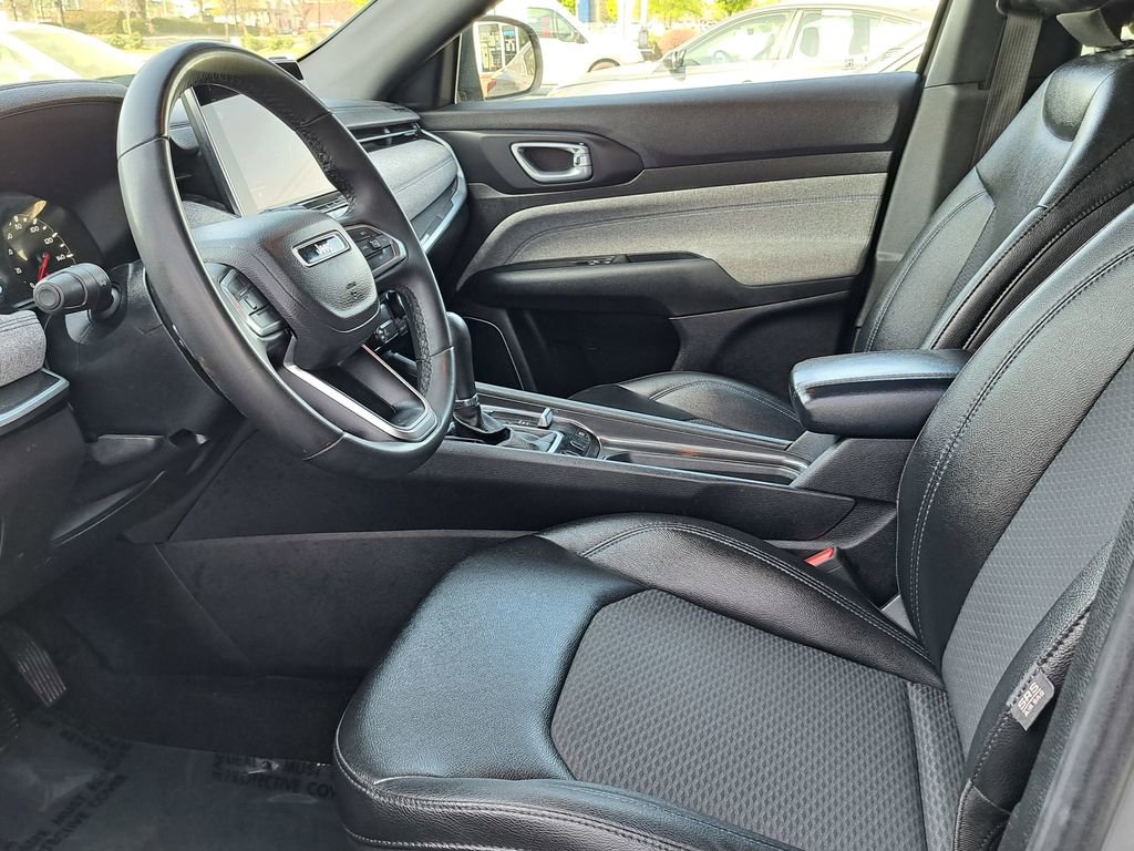 Used 2024 Jeep Compass Latitude image 12