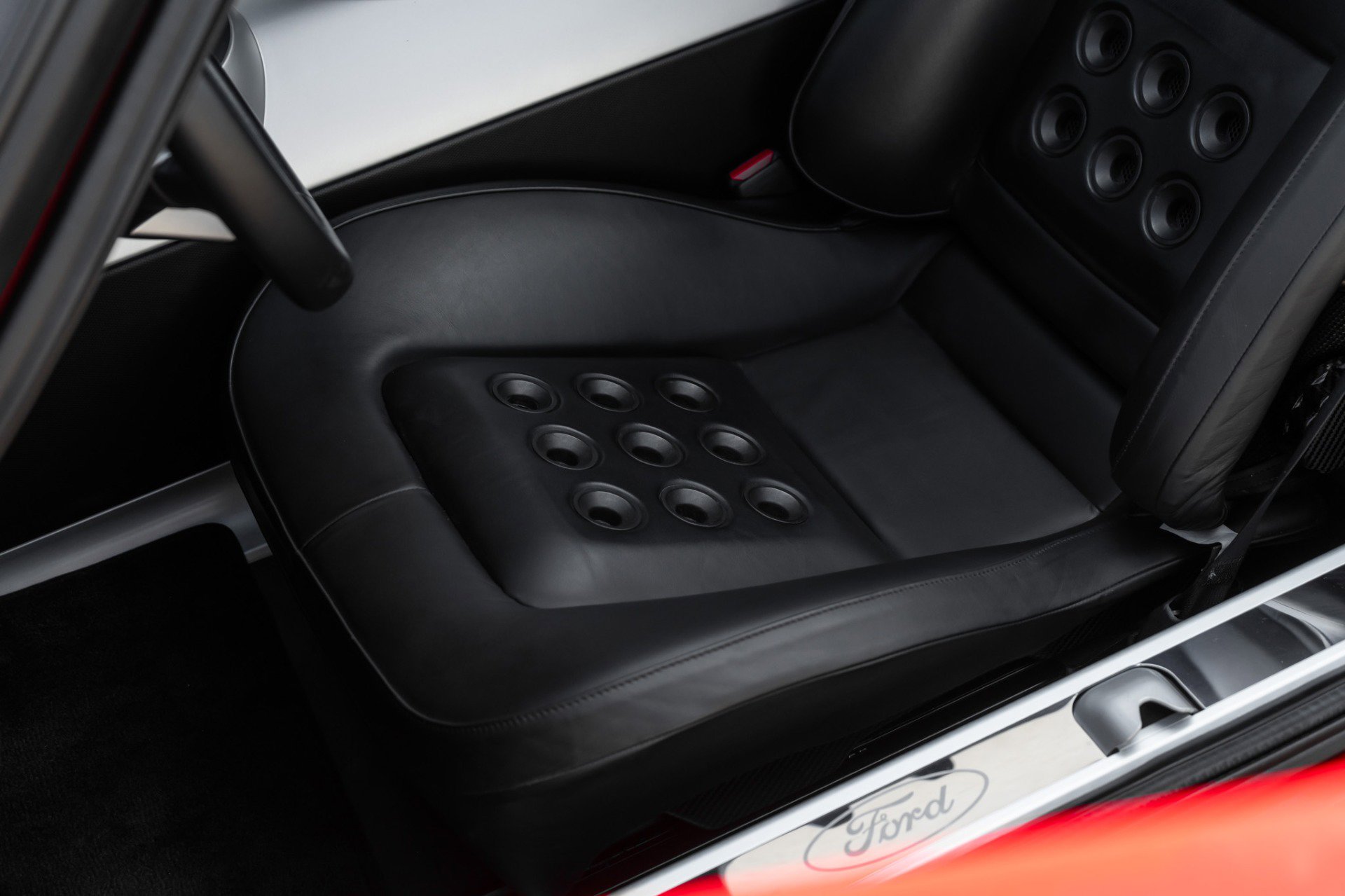 Used 2005 Ford GT RWD image 40