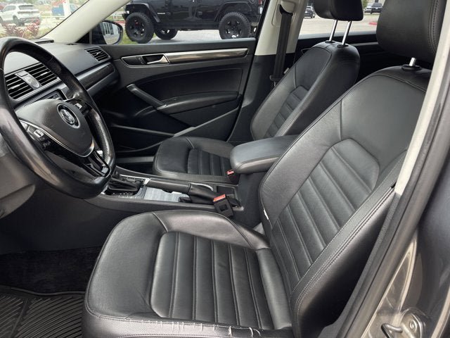 Used 2017 Volkswagen Passat 3.6 SEL Premium FWD image 13
