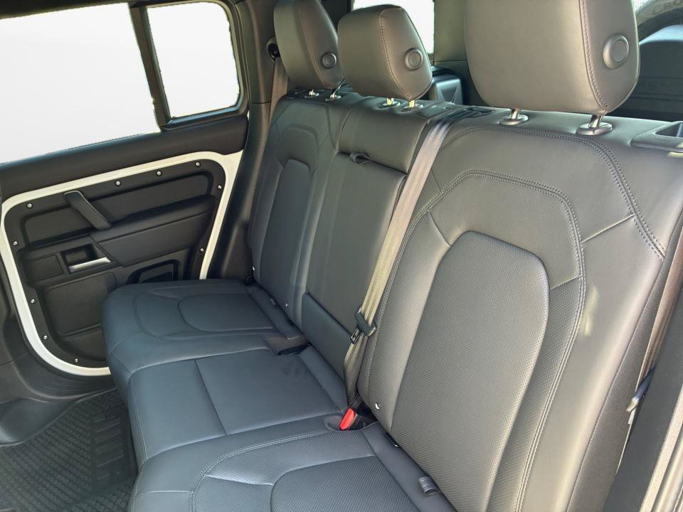 Certified 2025 Land Rover Defender 110 X-Dynamic SE AWD/4WD image 12