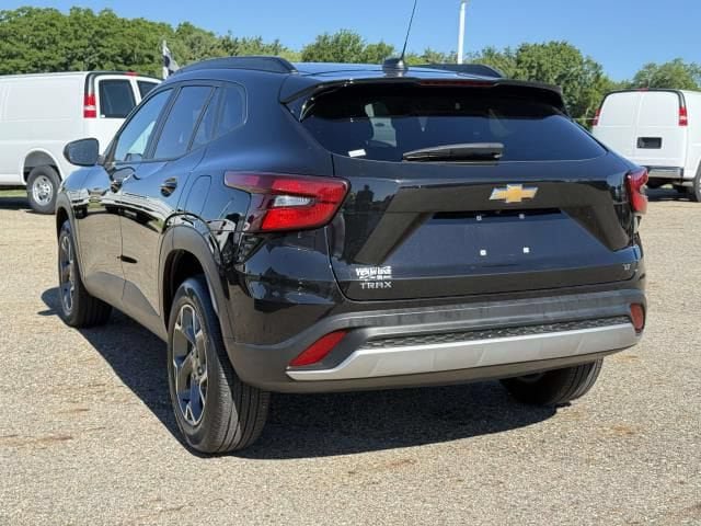 Used 2025 Chevrolet Trax LT FWD image 6
