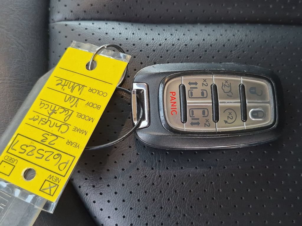 Used 2023 Chrysler Pacifica Touring-L FWD image 39