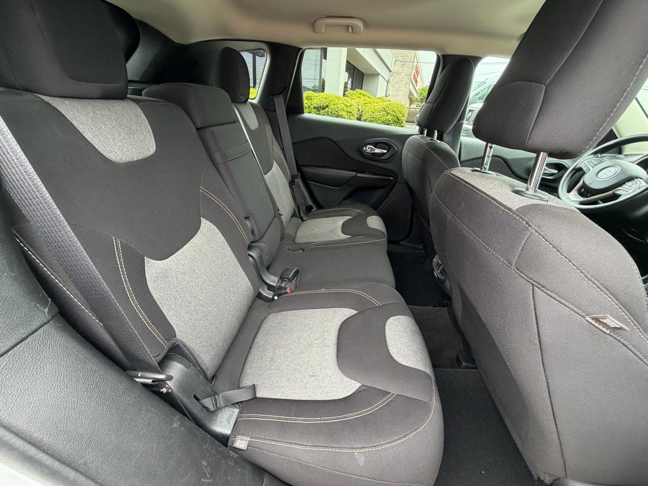 Used 2016 Jeep Cherokee Sport image 32