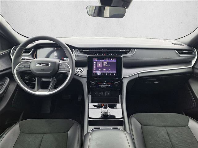 Used 2025 Jeep Grand Cherokee Altitude image 16