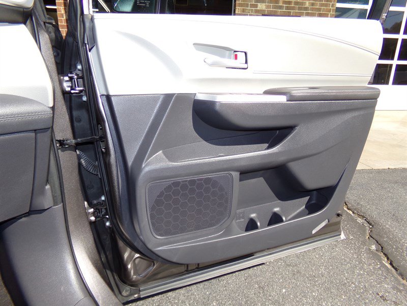 Used 2022 Toyota Sienna XLE image 26