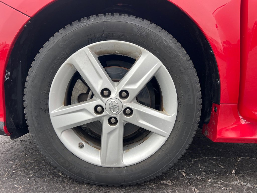 Used 2014 Toyota Camry L image 37