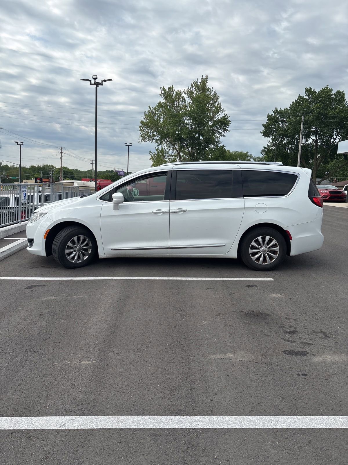 Used 2018 Chrysler Pacifica Touring-L FWD image 1