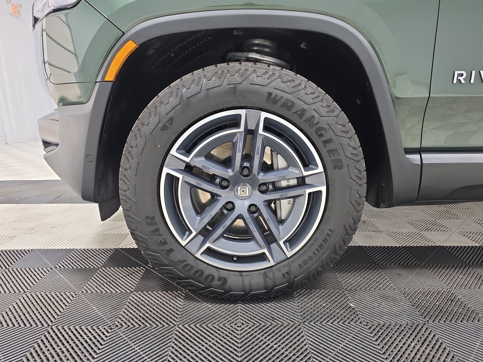 Used 2025 Rivian R1S Adventure Dual AWD/4WD image 9
