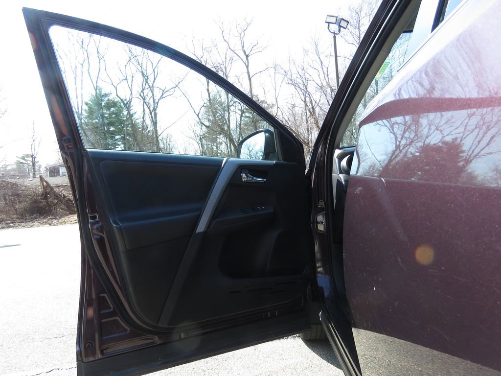 Used 2016 Toyota RAV4 XLE w/ Convenience Package FWD image 9