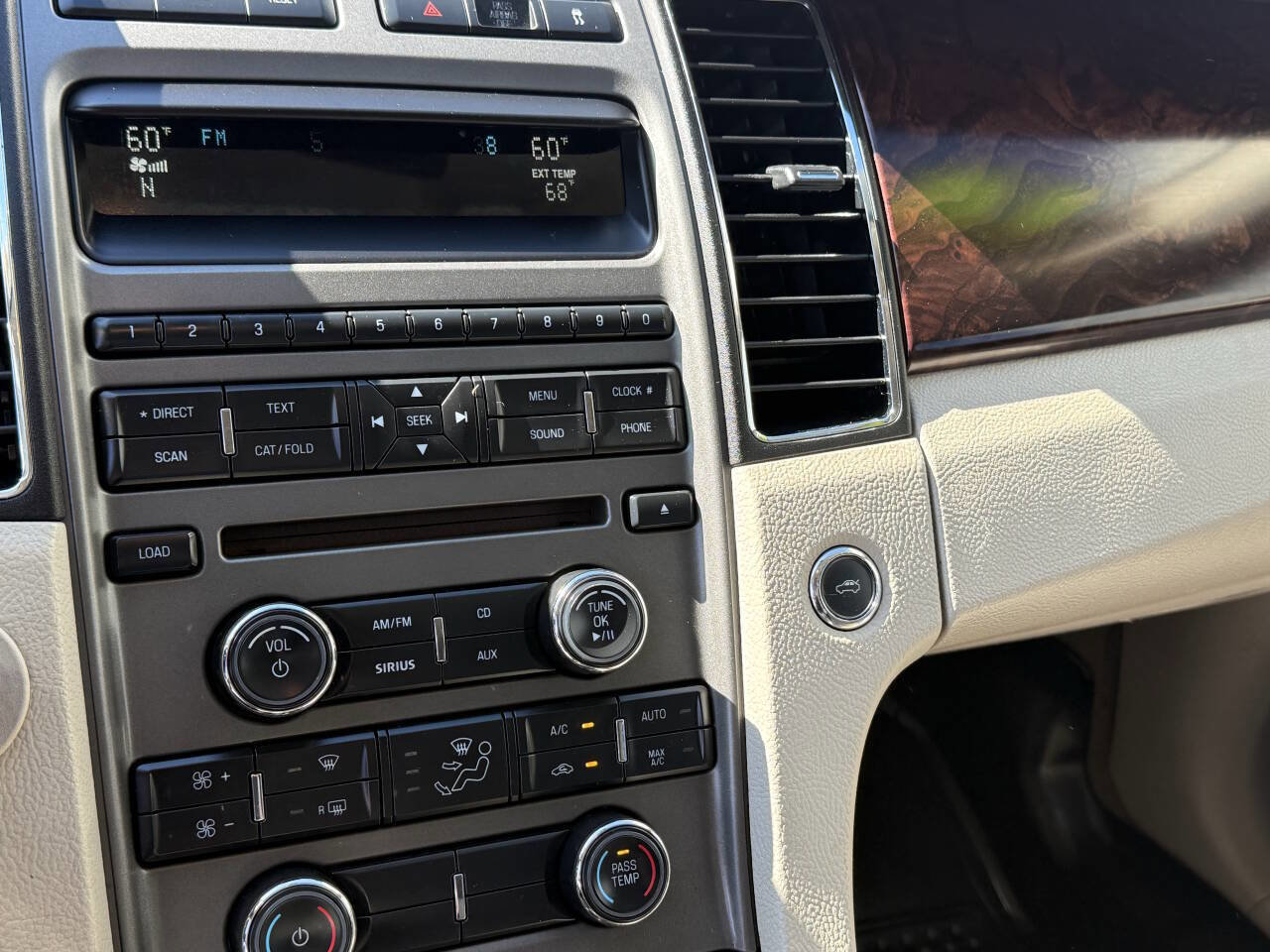 Used 2010 Ford Taurus SEL image 10