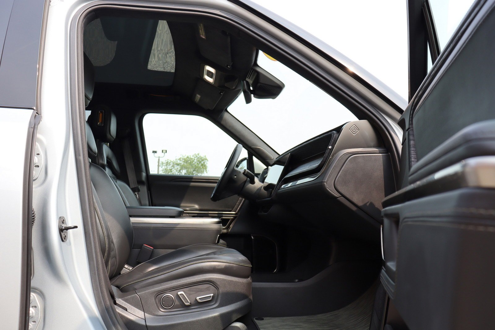 Used 2024 Rivian R1S Adventure Dual AWD/4WD image 21