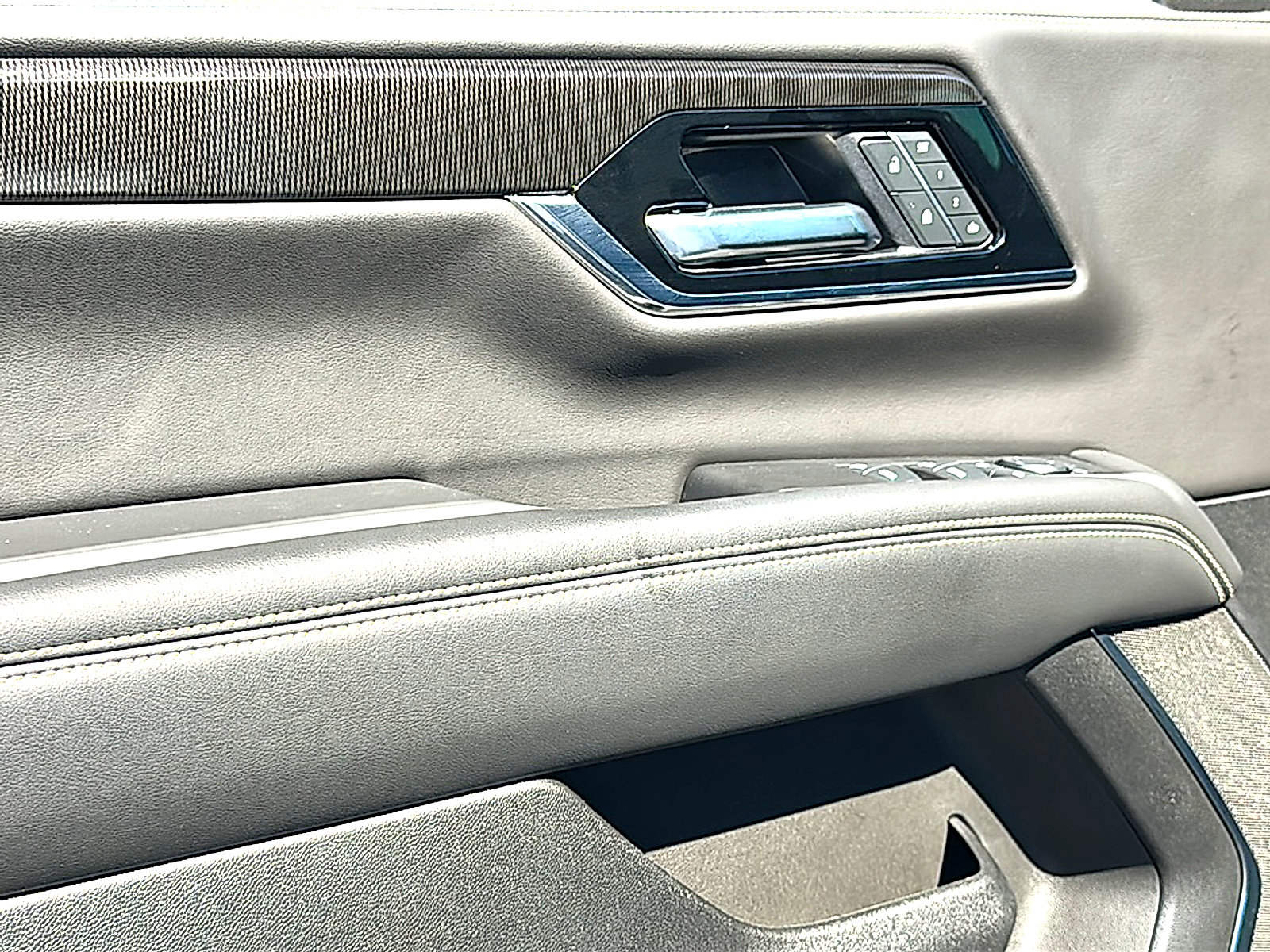 Used 2025 GMC Yukon XL Elevation image 16