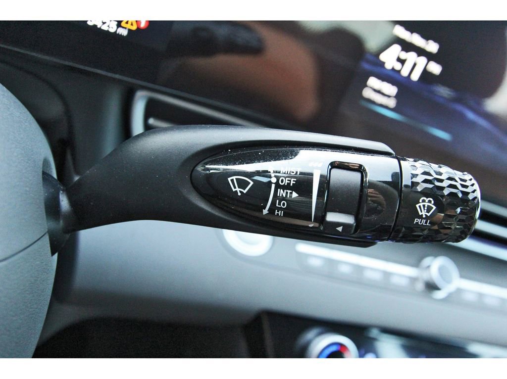 Used 2025 Hyundai Elantra SEL image 17