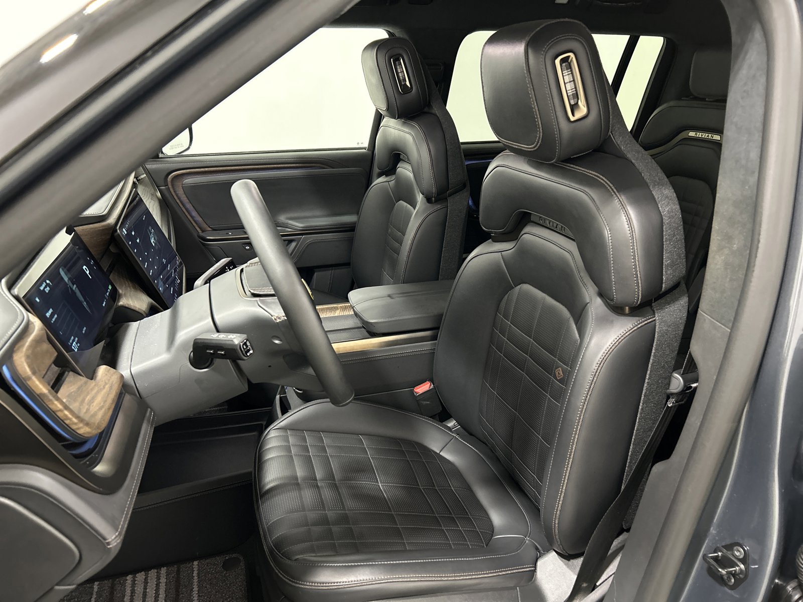 Used 2025 Rivian R1S Premium image 20