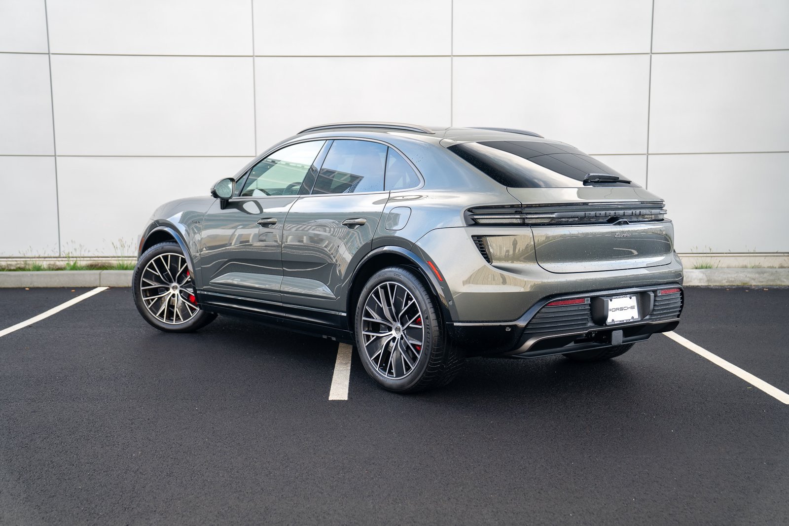 Certified 2025 Porsche Macan Turbo Electric AWD/4WD image 3