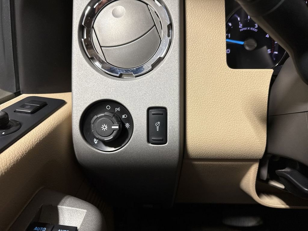 Used 2015 Ford F250 Lariat w/ Lariat Interior Package image 18