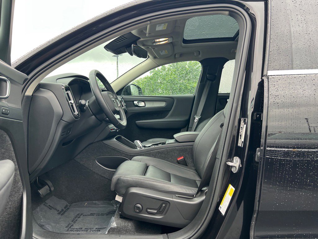 Used 2025 Volvo XC40 B5 Plus image 23