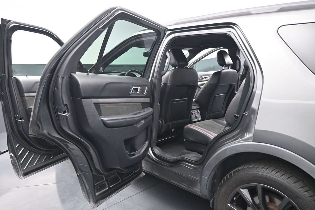 Used 2018 Ford Explorer XLT w/ Equipment Group 202A FWD image 18