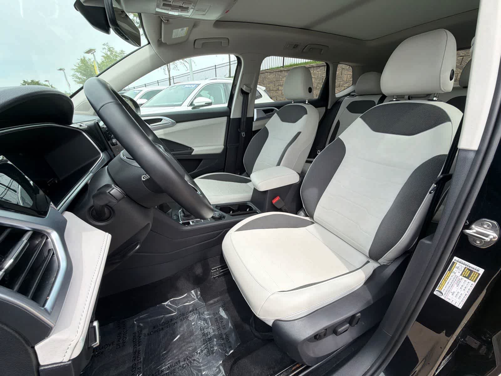 Used 2025 Volkswagen Taos SE w/ Panoramic Sunroof Package AWD/4WD image 11