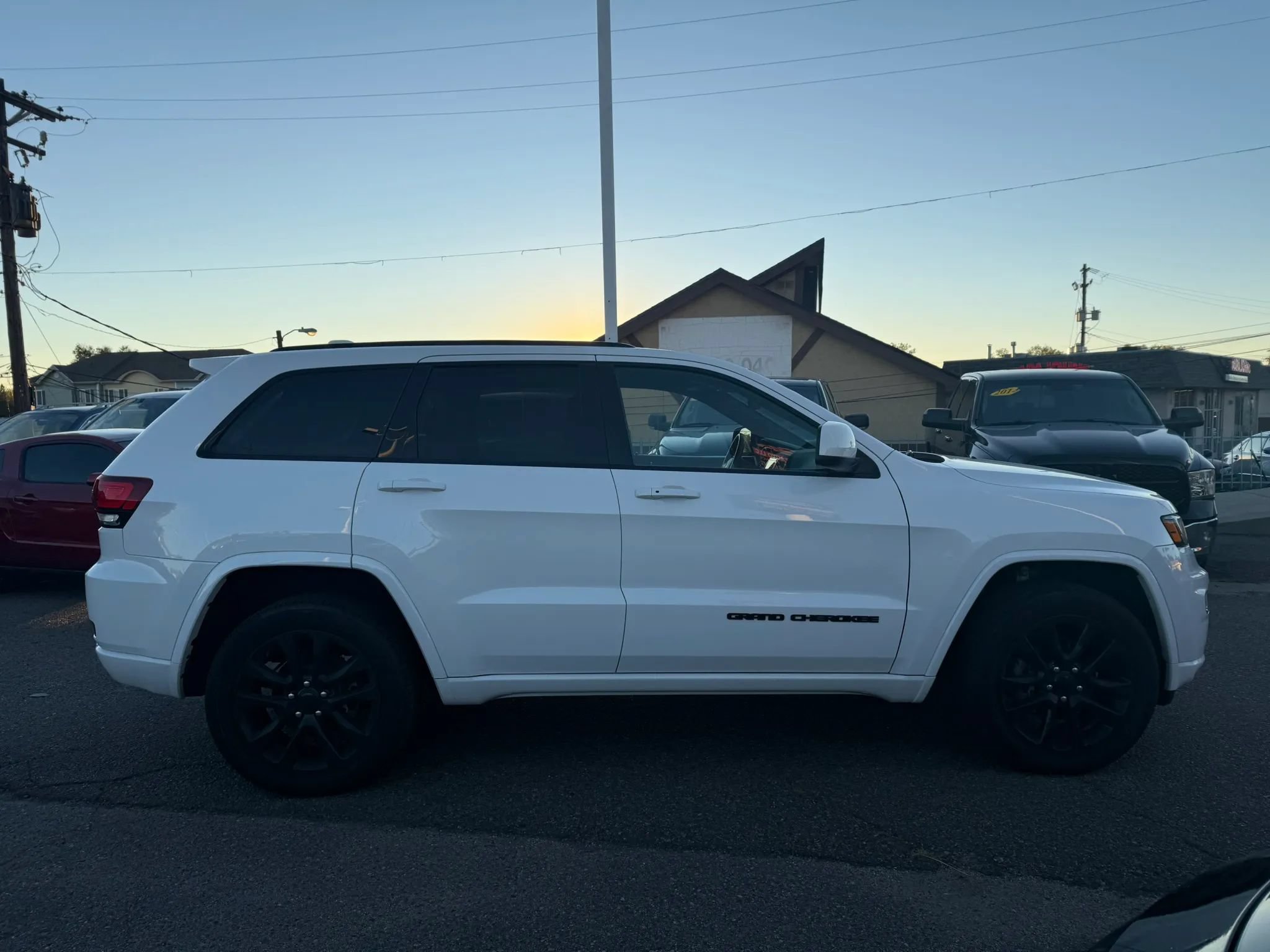 Used 2020 Jeep Grand Cherokee Altitude AWD/4WD image 9