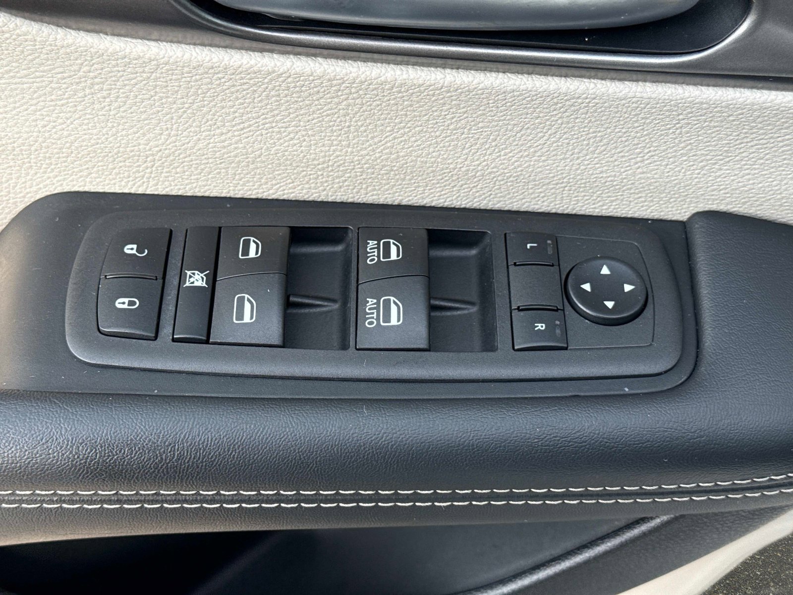 Used 2023 Chrysler Pacifica Touring-L image 20