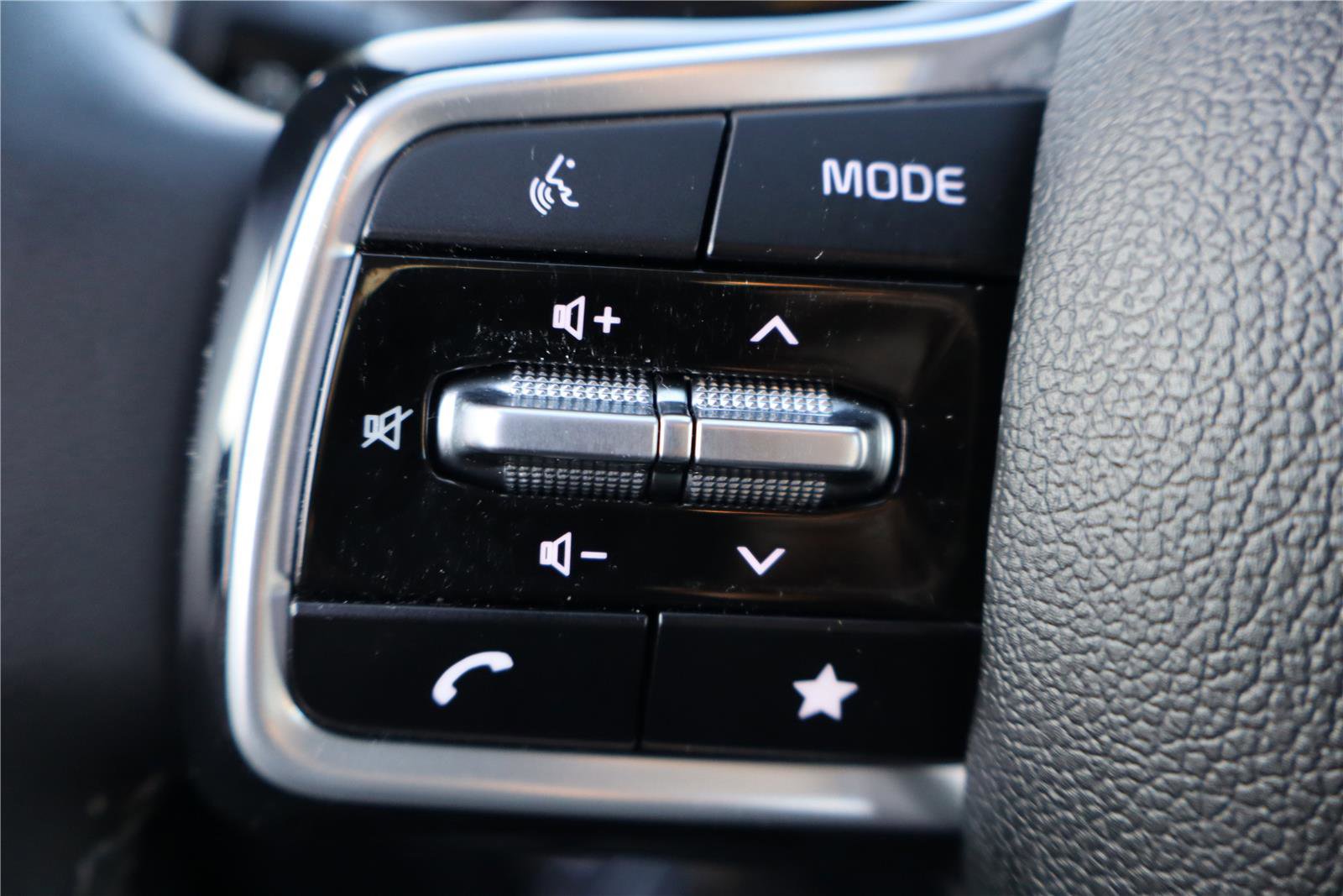 Certified 2025 Kia Sorento S image 17