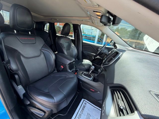 Used 2018 Jeep Cherokee Trailhawk AWD/4WD image 12