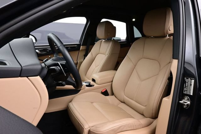 Certified 2025 Porsche Macan AWD/4WD image 5