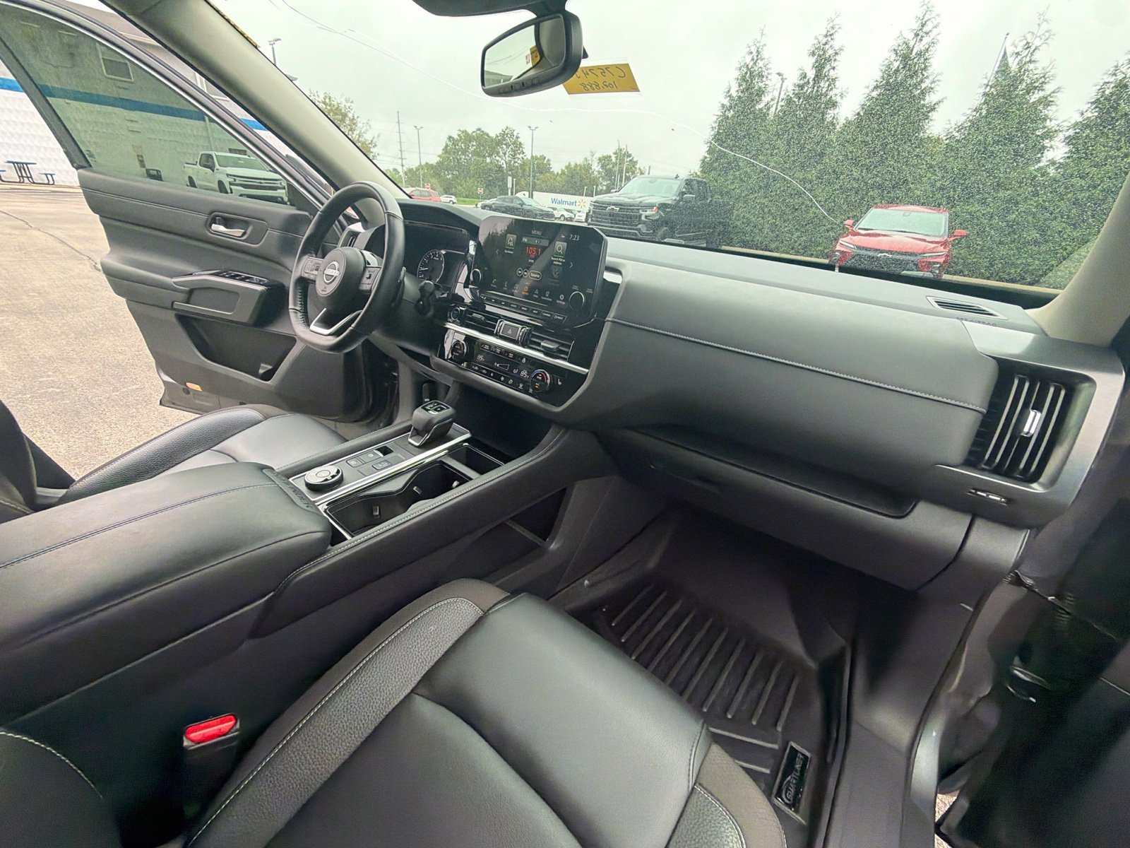 Used 2022 Nissan Pathfinder SL AWD/4WD image 32