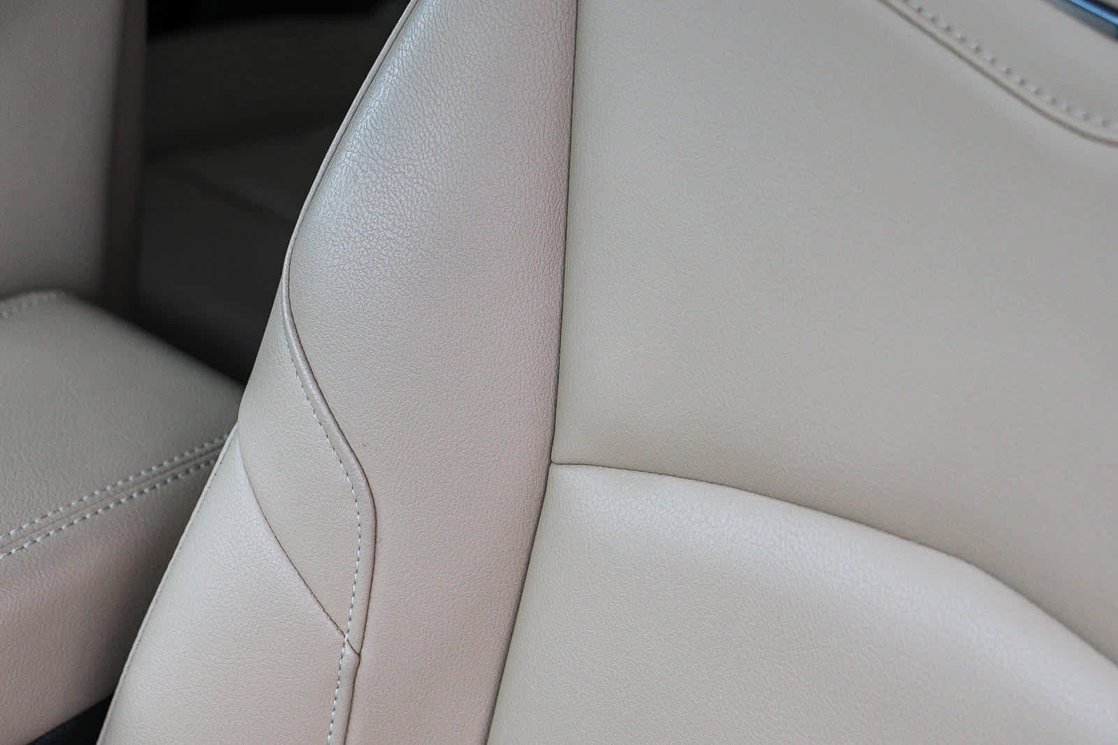 Used 2024 Cadillac XT4 Luxury w/ Cold Weather Package FWD image 23