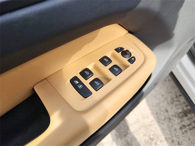 Used 2023 Volvo XC60 B5 Ultimate image 12